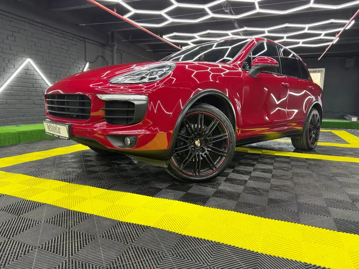 Красный Porsche Cayenne после работ